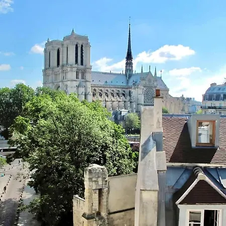 The Romantic Notre Dame Apartment *
