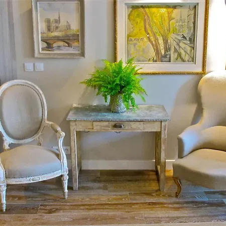 The Romantic Notre Dame Apartment Paris