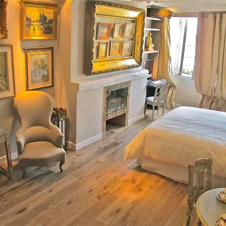 The Romantic Notre Dame Apartment