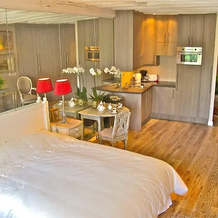 The Romantic Notre Dame Apartment Paris