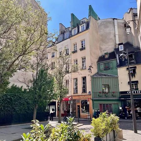 The Romantic Notre Dame Apartment *